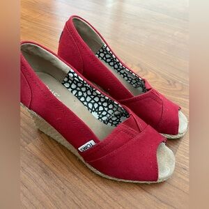 Tom’s red wedges